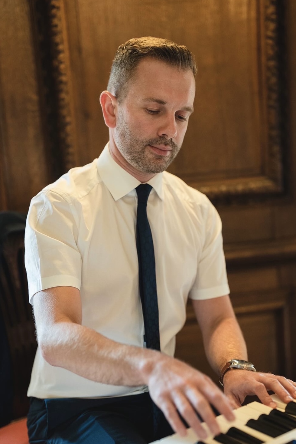 Wedding pianist Craig Smith plays piano at a Knowsley Hall wedding reception