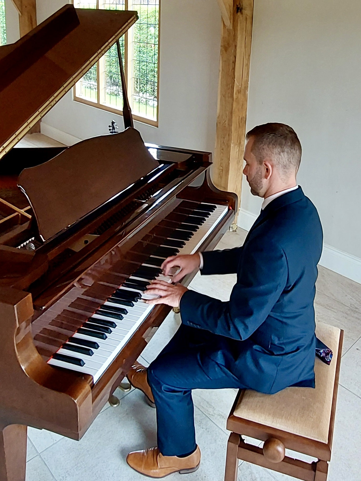 Wedding pianist Craig Smith plays piano at a Merrydale Manor wedding ceremony