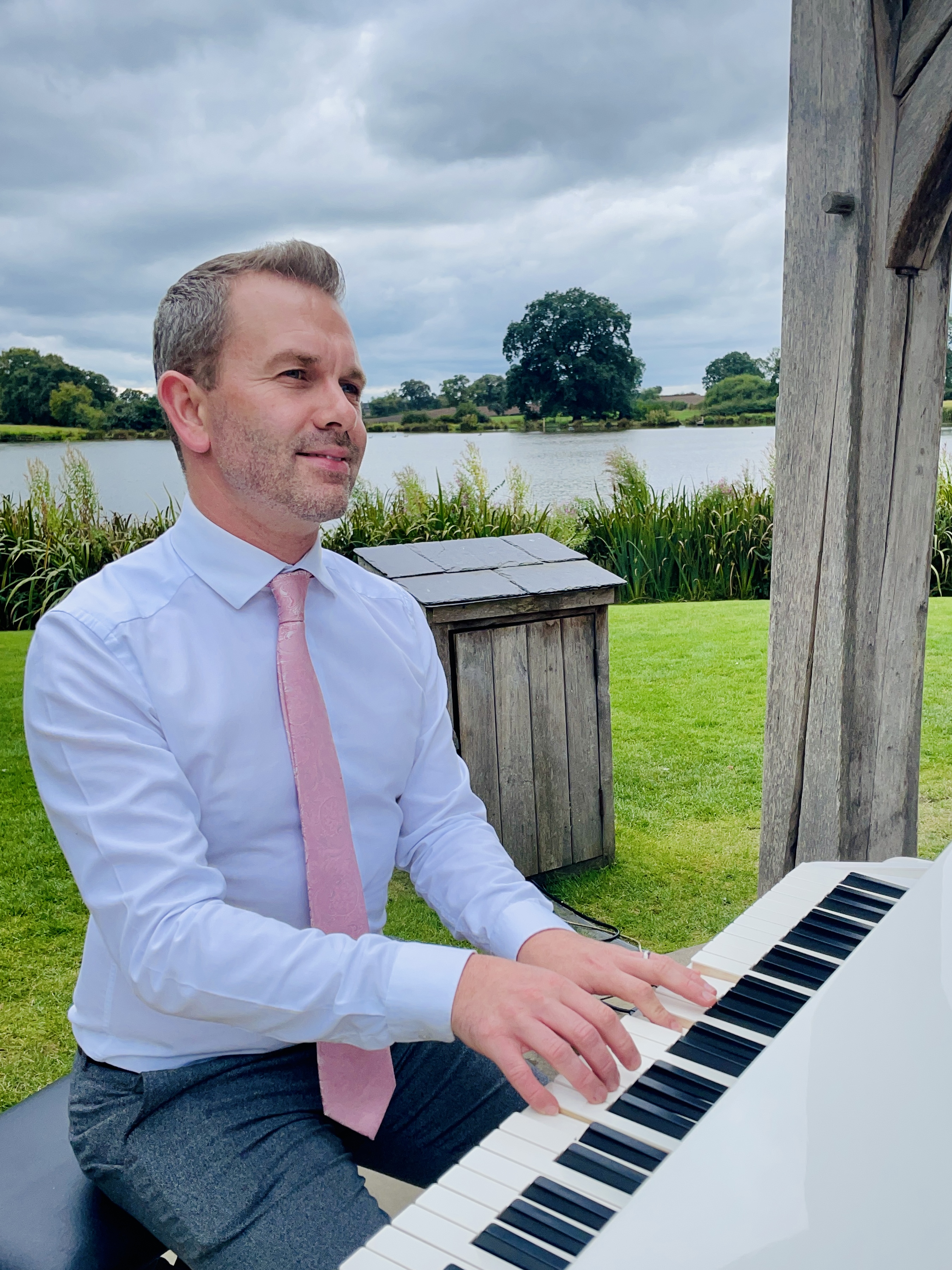 Piano music by the lake during a Sandhole Oak Barn drinks reception by Craig Smith
